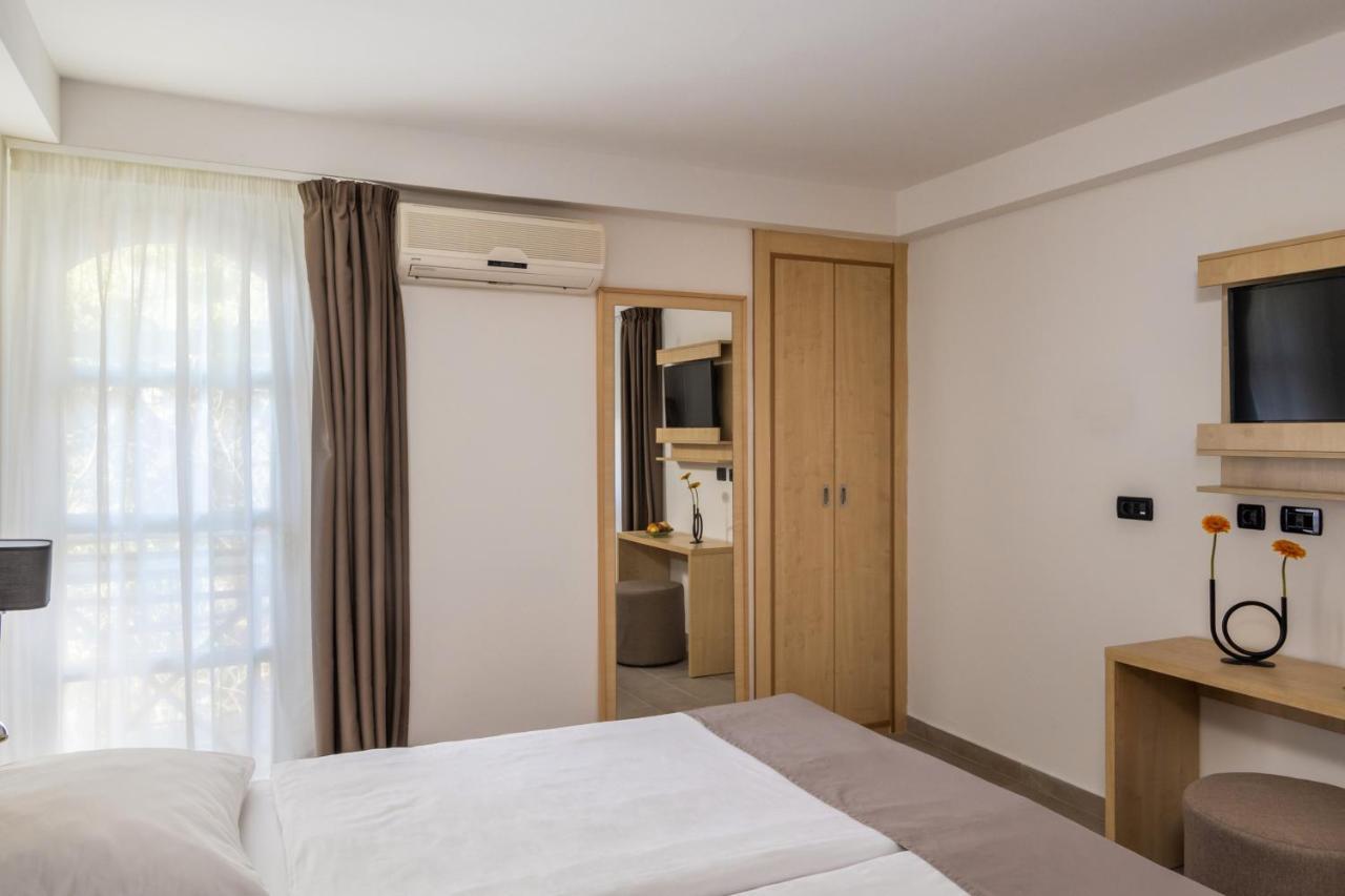 אומיסאליי Hotel Delfin מראה חיצוני תמונה