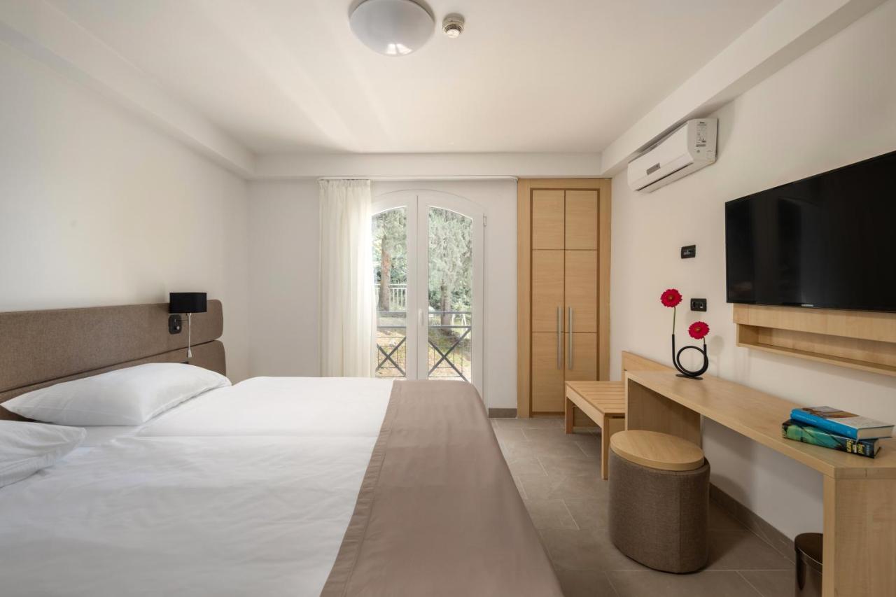 אומיסאליי Hotel Delfin מראה חיצוני תמונה