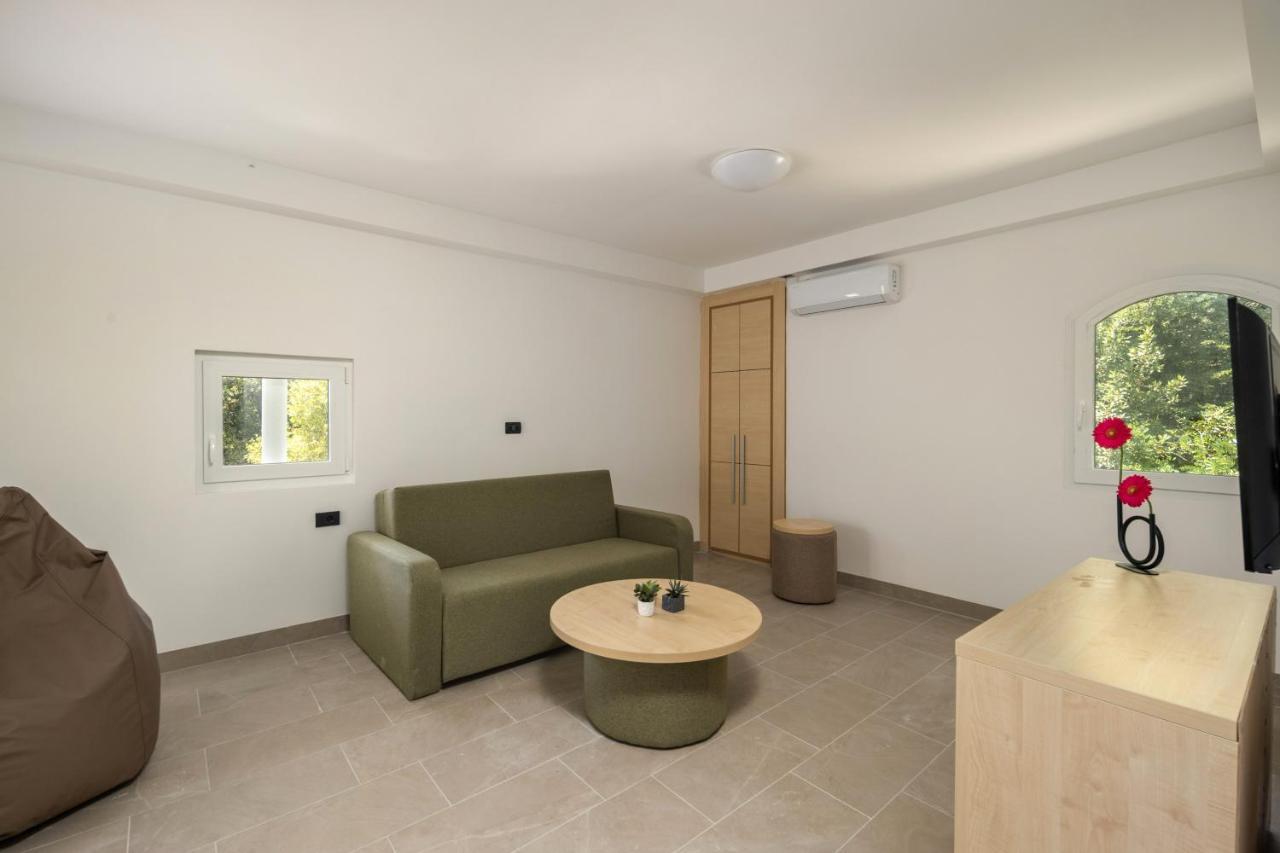 אומיסאליי Hotel Delfin מראה חיצוני תמונה