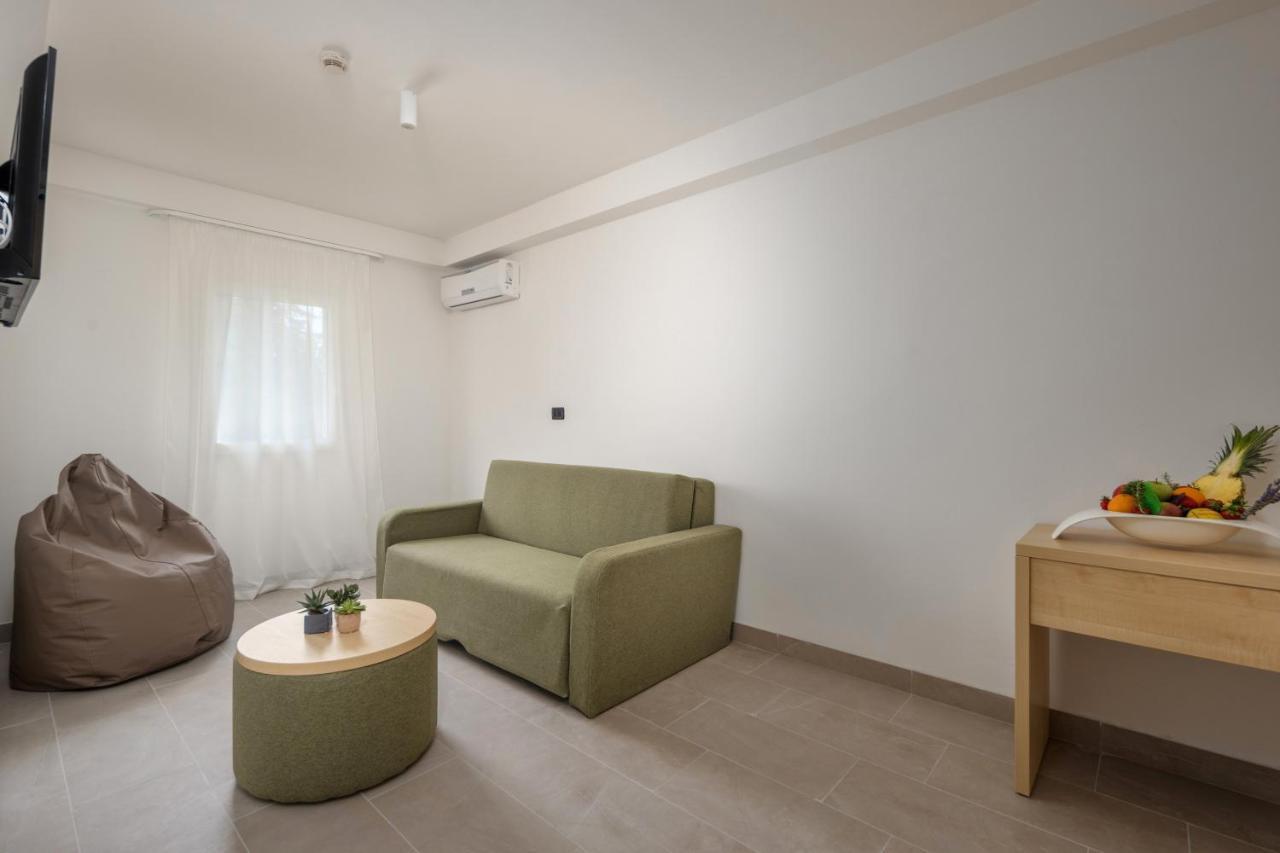 אומיסאליי Hotel Delfin מראה חיצוני תמונה