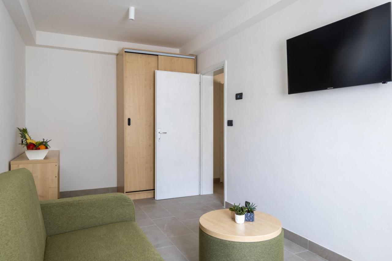 אומיסאליי Hotel Delfin מראה חיצוני תמונה