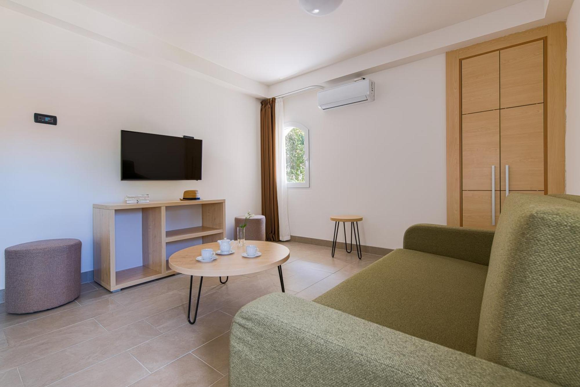 אומיסאליי Hotel Delfin מראה חיצוני תמונה