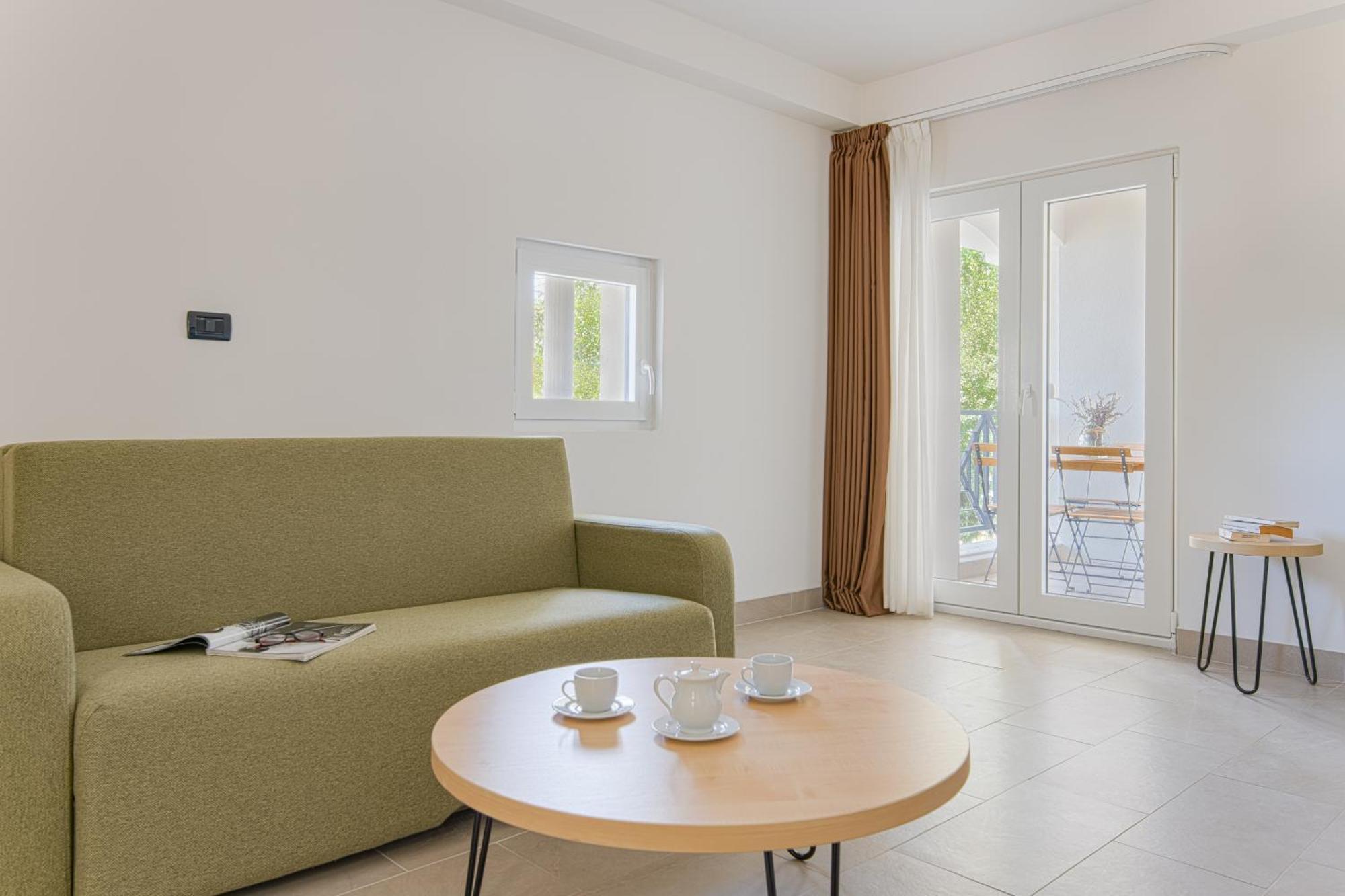אומיסאליי Hotel Delfin מראה חיצוני תמונה