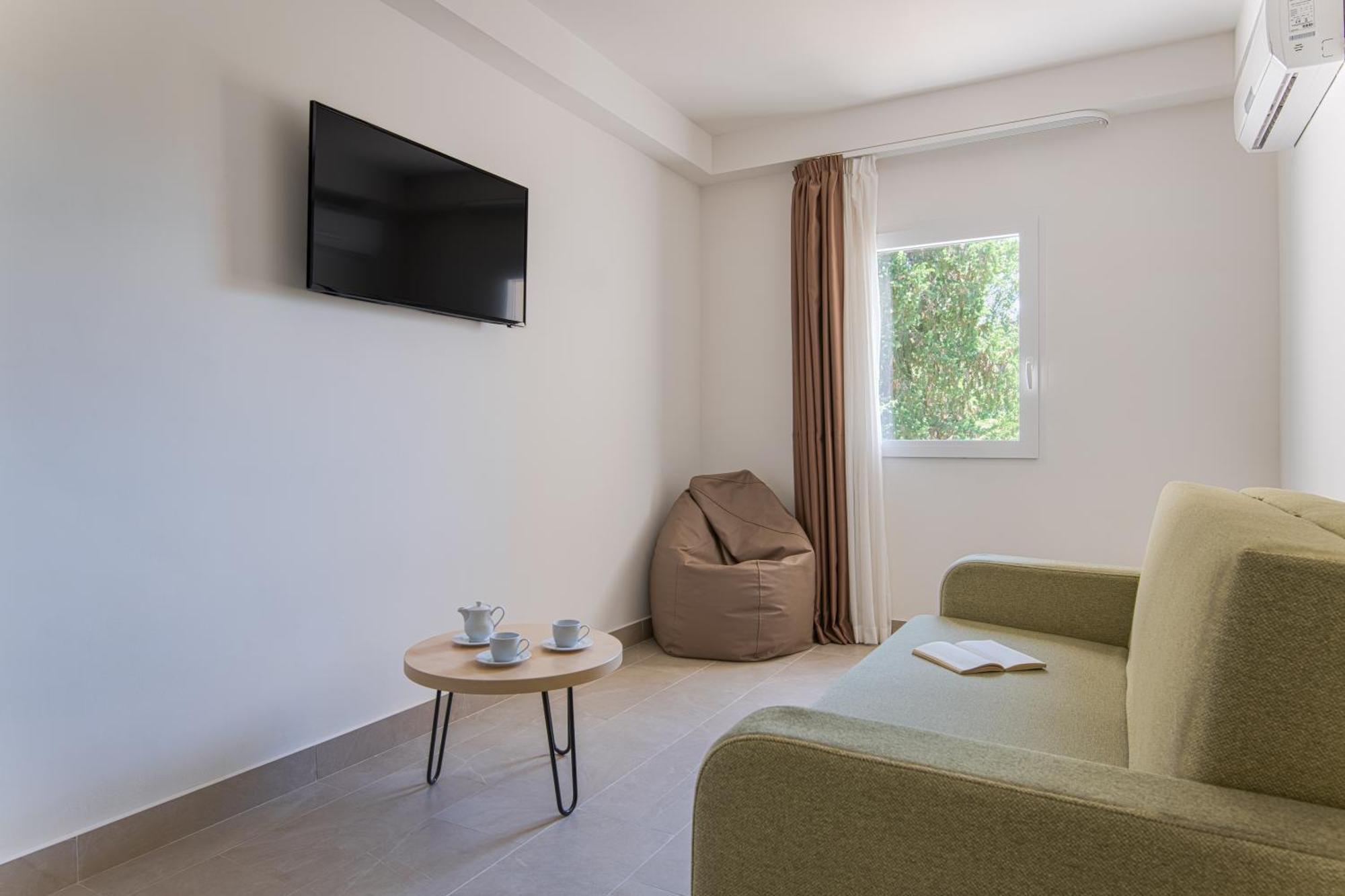 אומיסאליי Hotel Delfin מראה חיצוני תמונה