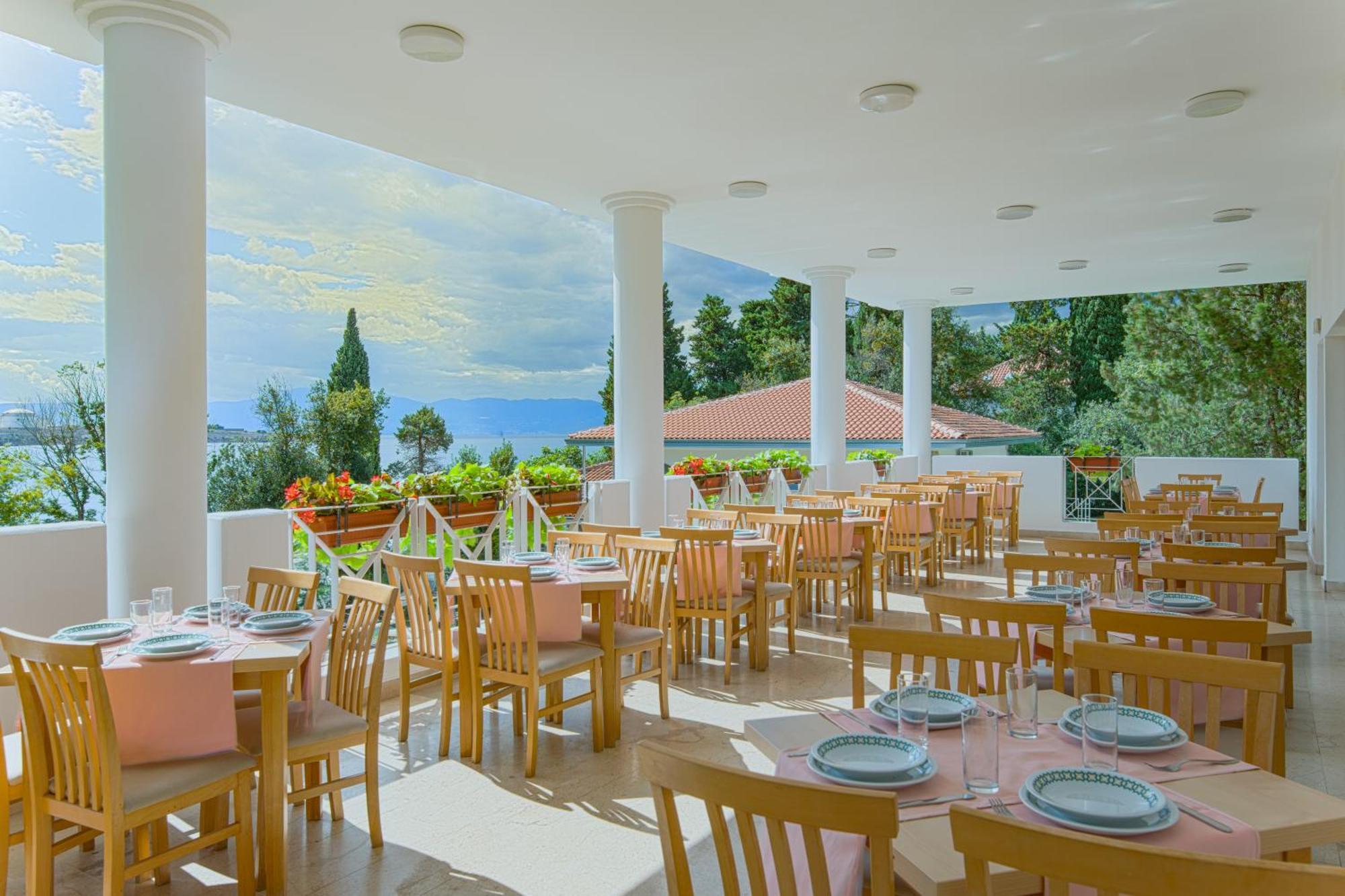 אומיסאליי Hotel Delfin מראה חיצוני תמונה