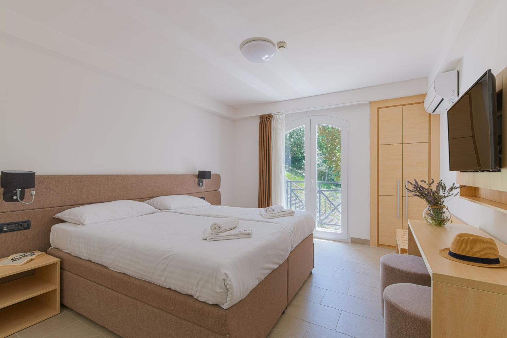 אומיסאליי Hotel Delfin מראה חיצוני תמונה